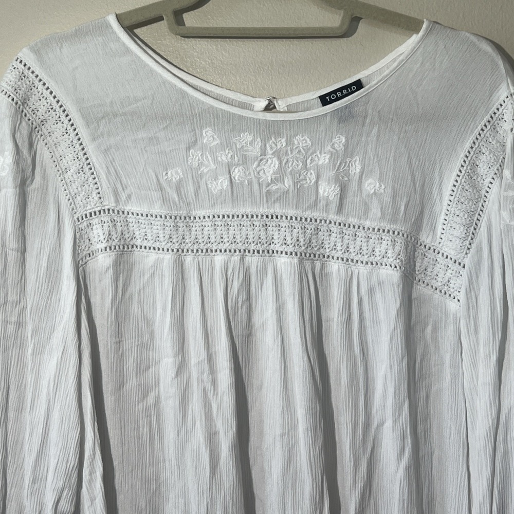 Torrid Crinkle Gauze Embroidered Top Women Size 2/18-20 White 3/4‎ Sleeve EUC - Picture 4 of 15